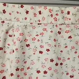 <VICTORIA HOLLEY> White/Pink/Maroon Floral Skirt